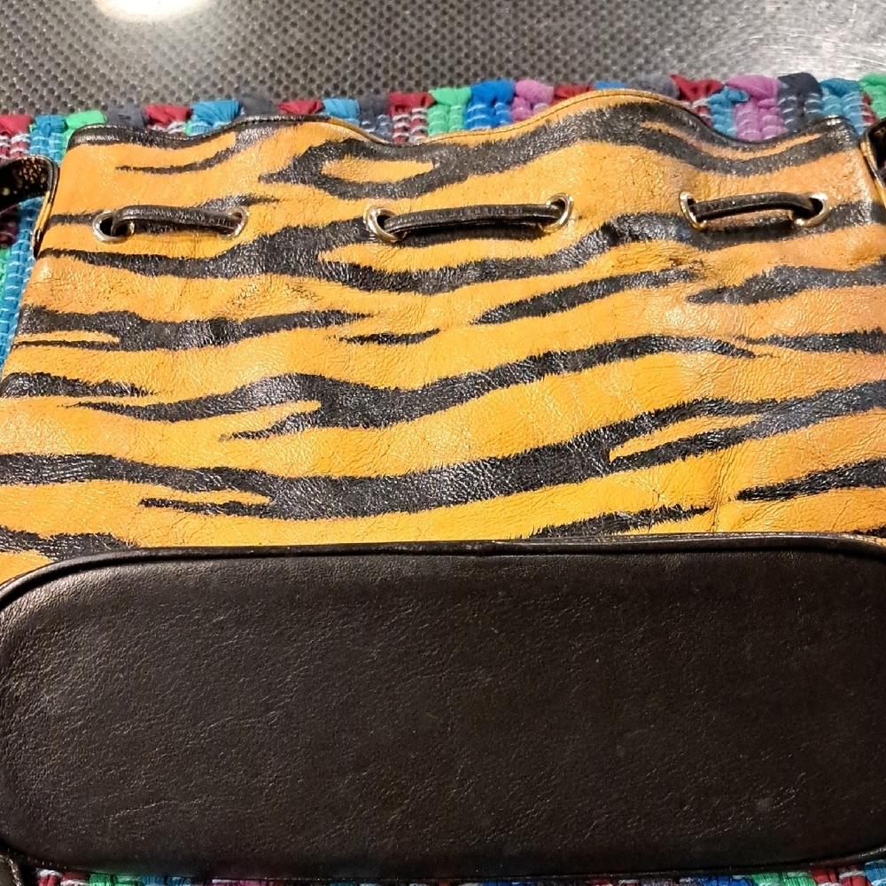 Leather Painted Tiger Pattern Shoulder Bag - Picture 3 of 8